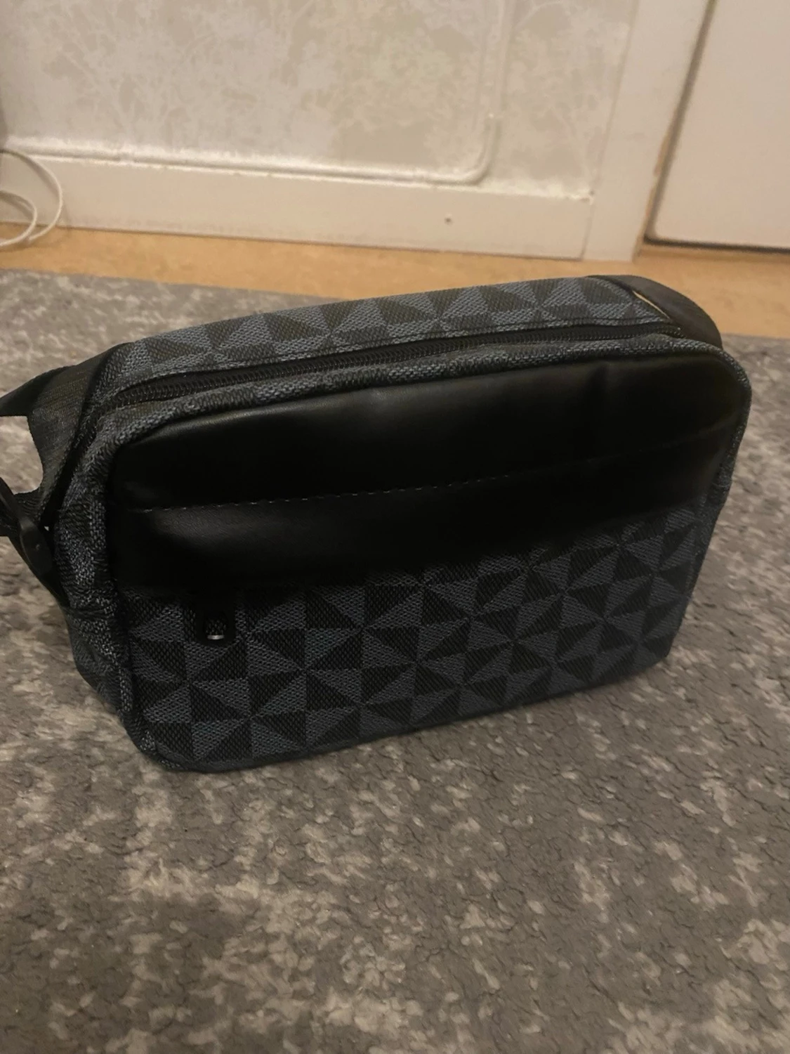 Svart och grå axelväska med mönster - 1