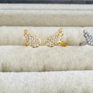 Styck pris  - ringar med vingeformad design i guld och silver.