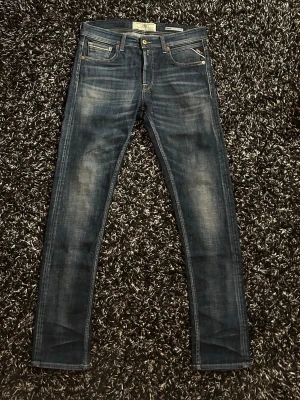 Replay Grover  - Tjabba, säljer nu mina replay Grover 29x32 som inte kommer så mycket till användning längre. Taggen på baksidan har lossnat lite men annars är de hela. Tveka inte på att höra av dig vid fler frågor och funderingar🤩