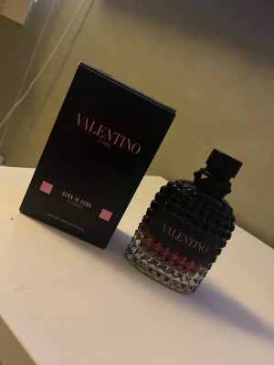 Valentino Uomo Born In Roma Intense - Upptäck Valentino Uomo Born In Roma Intense – en Eau de Parfum Intense på 100 ml. Tillverkad i Frankrike. Ingredienser inkluderar bl.a. alkohol, parfym, vatten, limonene och linalool. Snygg design som sticker ut i badrumshyllan. Den är halv full. Kontakta mig om du är intresserad!