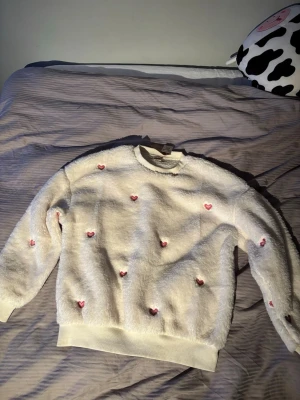 Flufflig pyjamas tröja - ETAM - Tja säljer en fluffig as mysig pyjamas tröja , köpte till min tjej men blev inte som tänkt. Den är lite kortare ner till än vad man tror så passar nog bäst om du är runt 160-165 🥲 original pris 500 kr , storlek small helt ny med tagg kvar 