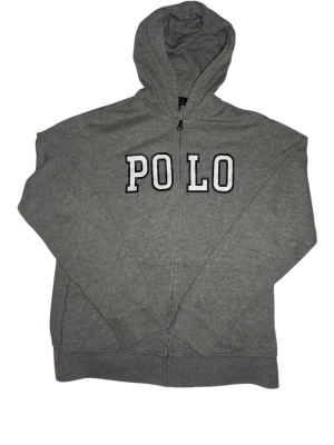 Polo Ralph lauren zip-up hoodie  - Säljer en schysst hoodie från Ralph lauren Storlek XL/TG barn storlek (obs. Sitter som en vanlig M)  Vill du diskutera priser eller vill ha fler bilder är det bara att skriva