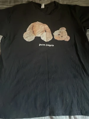 Palm angels tshirt strl S - En riktigt snygg Palm angels tshirt  strl S i mycket bra skick. Pris kan diskuteras                                                        Nordic closet
