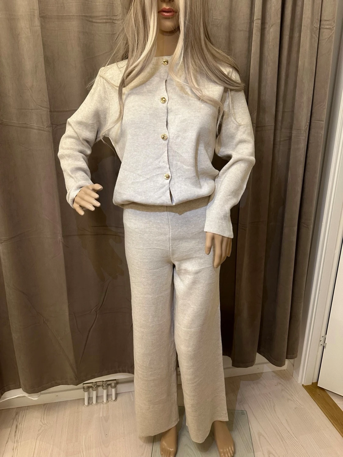 Beige stickad väst med guldknappar