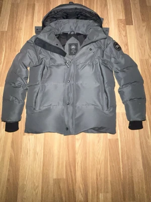 Canada goose wyndham - Toppskick använd ca 3 gånger väldigt försiktigt. Inga defekter på den. Man får med päls. Jag har även lappen kvar till den som man kan få. Inget mer att säga den är i toppskick. Priset ej hugget i sten!