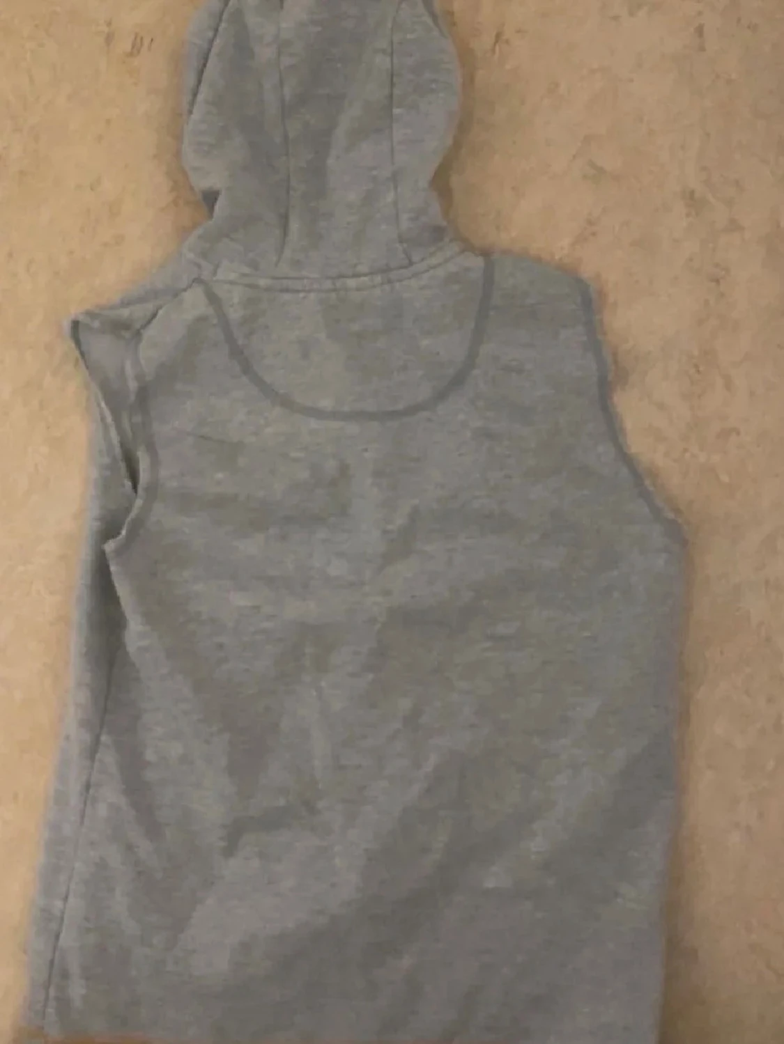 Grå ärmlös hoodie med orange snören - 3