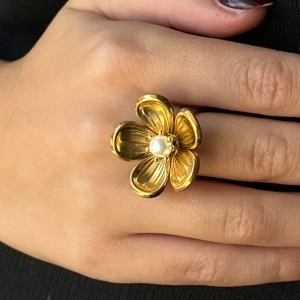 Ioaku blomring - En söt blomring från Ioaku som verkar gått ur sortimentet, sparsamt använd därav nyskick! Har för mig att den kostade 499💗 Bilden är från Ioakus hemsida