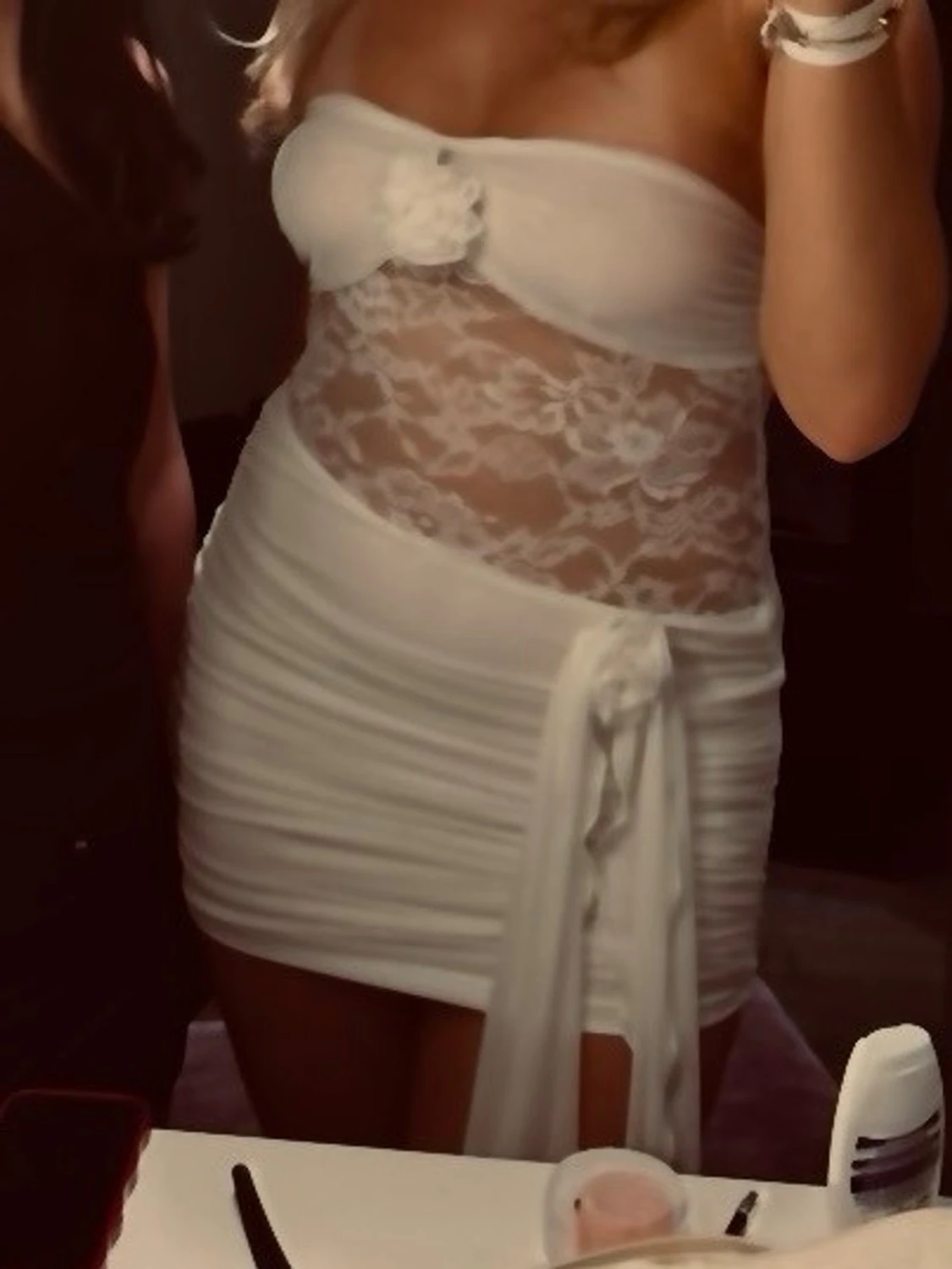 Vit kort spetsklänning med rosett