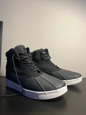 Everest vinterskor herr EUR 46 - Hej, säljer ett par vinterskor från Everest. Skorna är i väldigt bra skick och har få tecken på användning. Jag köpte skorna förra året men har bara använt dem en gång. Hör av dig vid fler frågor!