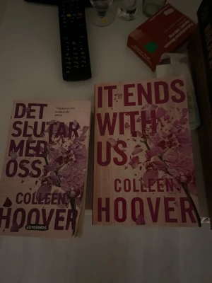 Det slutar med oss / It Ends With Us - Två populära romaner av Colleen Hoover, perfekt för unga vuxna som gillar starka känslor och gripande berättelser. Omslagen pryds av blommor i rosa toner och ger en modern, tilltalande känsla. Båda böckerna är omtalade och älskade av många läsare.