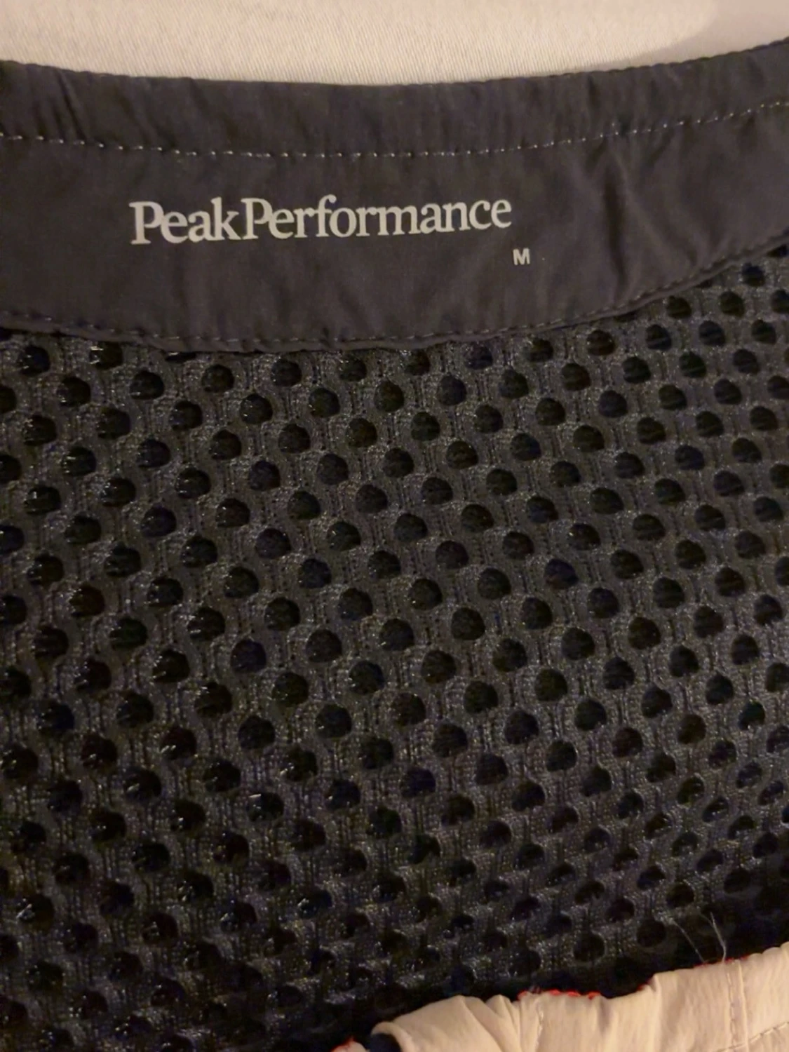 Peak Performance beige och svart väst - 3
