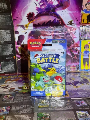 Pokémon TCG: My First Battle(Bulbasaur &Pikachu) Engelska - Ta ditt första steg mot att bli en Pokémon-mästare! Här har du chansen att lägga vantarna på "My First Battle" med de ikoniska Pokémon-karaktärerna Bulbasaur och Pikachu. Detta set är på engelska och är den ultimata ingången för dig som vill börja från början, lära dig spelets alla hemligheter och ta sikte på att bemästra Pokémon TCG på en professionell nivå. Innehåll i detta set: • Totalt 34 kort: Innehåller 2 st minikortlekar med 17 kort i varje (Bulbasaur & Pikachu). • 2 st Spelmattor (Playma