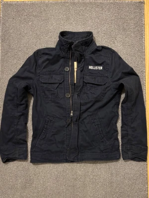 Vintage Hollister Fieldjacket - Säljer denna mycket snygga Hollister fieldjacket som är sällynt| Mycket bra skick | Storlek S | Längd ≈ 63cm Bredd armhåla-armhåla ≈50cm | Modell 175cm, 68kg | Hör av vid eventuella frågor! | Pris kan diskuteras!