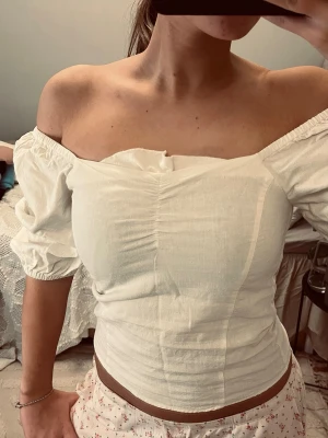 Snygg vit tröja - Super fin tröja,är osäker på vart den är ifrån men tror Zara 💕