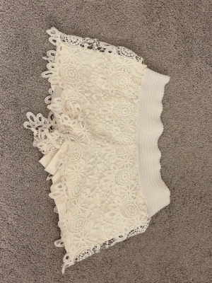 Vita spets-shorts - Säljer ett par vita shorts med spets, från humkemöller i storlek 36. Dom är är i väldigt skönt material, perfekt inför sommaren.