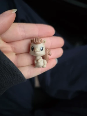 Littlest pet shop - Jättesöt littlest pet shop figur, ekorre, hasbro  Finns fler i min profil för samfrakt. Jag har ca 200 st kvar så följ för att få notis när jag lägger upp.