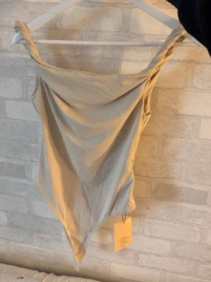 Beige body  - Snygg Beige body från shein, aldrig använt!! 