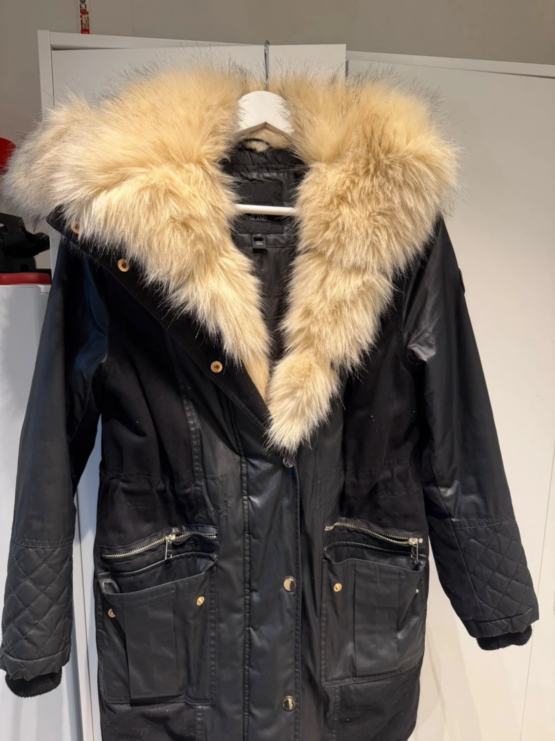 Svart parkas med stor fuskpäls - 2