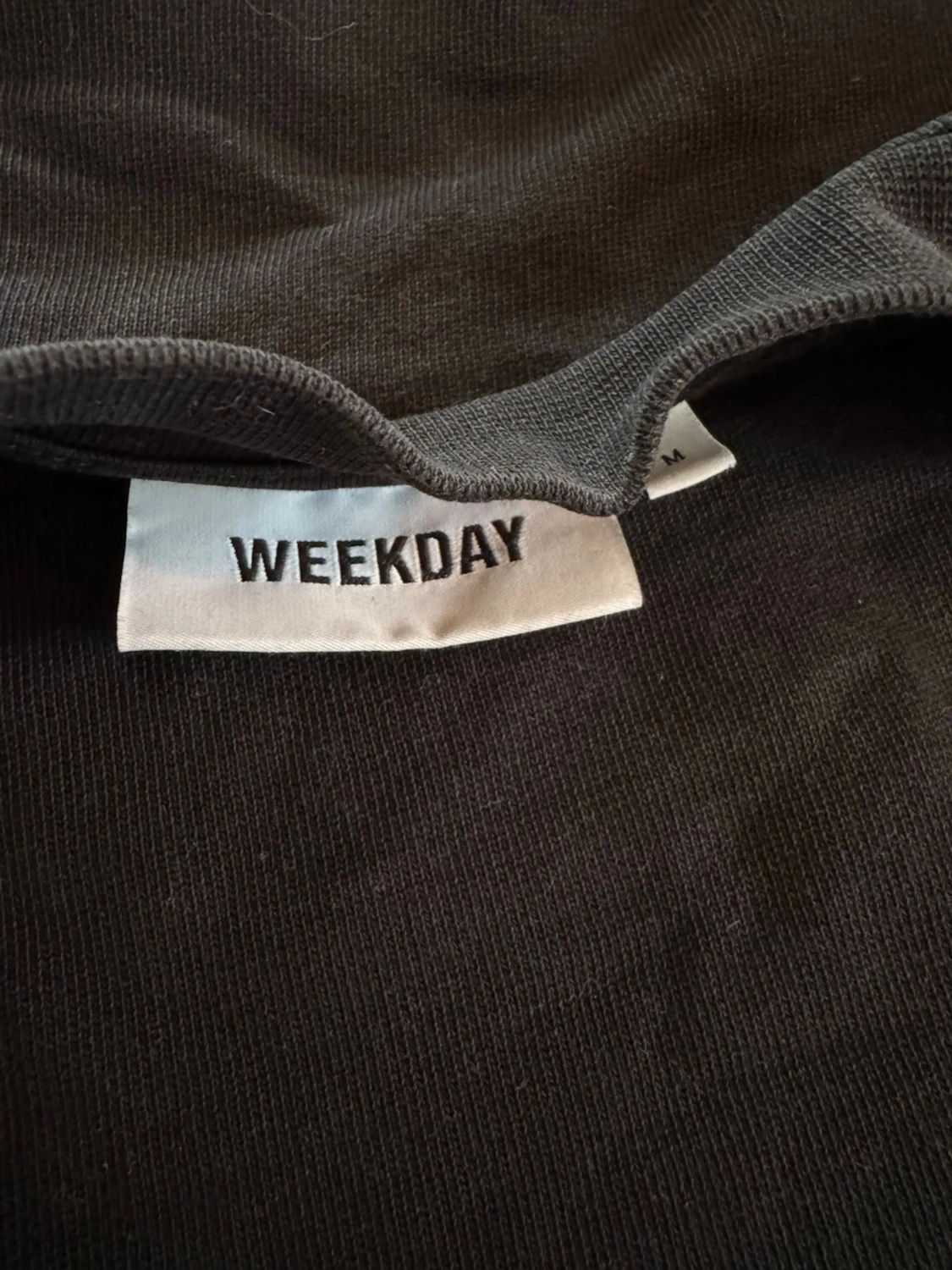 Svart sweatshirt från Weekday - 2