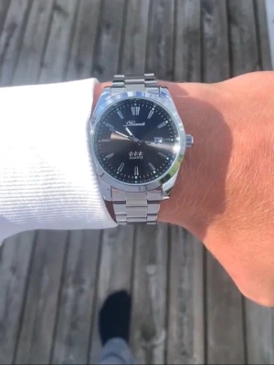 Doventi klocka x Svart - 🌟 Doventi - Helt ny och oanvänd klocka i toppskick! 🌟 🎁 Levereras komplett med originalbox. ✨ Perfekt skick, garanterat utan defekter. ⚙️ Enkel justering för optimal passform. 🚀 Snabb leverans samma dag – direkt till dig!