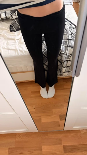 Svarta bootcut leggings XXS 157 - Säljer ett par svarta leggings från 157 i storlek XXS. De har bootcut-modell med utsvängda ben och bred linning i midjan. Materialet är mjukt och stretchigt, perfekt för en chill och trendig look. Säljer eftersom att de vart för korta på mig, jag är 173💞