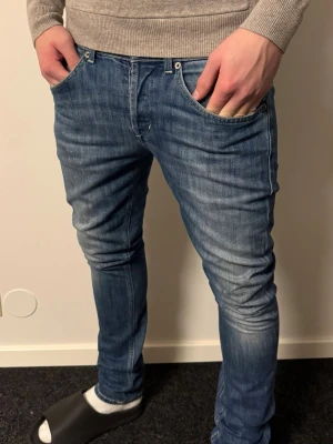 Dondup jeans - Riktigt snygga Dondup jeans. Modell: George!  Size: W32             Modell runt 179cm, 70kg. 🔹 Hör av dig vid frågor eller funderingar🙌🙏