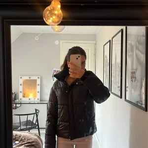 Svart pufferjacka från Nelly  - Nu säljer jag min finaste jacka eftersom jag fått en ny. Den är i jättefint skick och man tänker inte på att den är använd. Hör av er vid frågor. Perfekt för vintern och hösten❤️