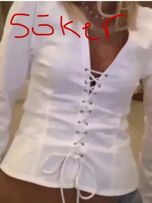 SÖKER Vit blus med snörning och v-ringning - SÖKER DENNA TOPPEN Trendig vit blus med djup v-ringning och snygg snörning framtill. Långa ärmar i lätt transparent material och figurnära passform. Perfekt att styla med jeans eller kjol för en cool look.