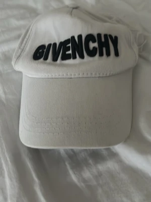 Givenchy keps - Keps från givenchy går att spänna