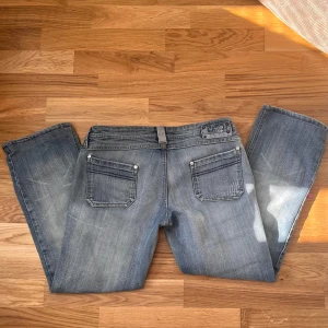 Blå jeans från Set-Set - Ett par blå jeans från Set-Set i storlek 4. i bra skick . jensen är lågmidje och utsvängda. Den har jättefina fickor. inga defekter 💗💗💗 Jag säljer  dem på grund av att de inte passar längre så jag kan inte skicka bilder med dem på