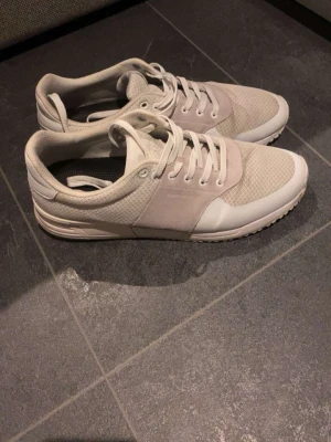  sneakers skor  Björn Borg - .Snygga vita sneakers från Björn Borg med mesh och mockadetaljer på sidorna. Skorna har rund tå, snörning och platt sula med mönstrad undersida. Perfekta för dig som gillar stilrena och ljusa sneakers med sportig vibe.#sneakers #whitesneakers #scandistyle