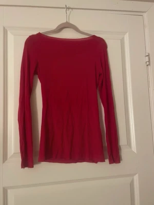 Röd långärmad topp från Intimissimi - Röd Intimissimi tröja. Har använt två gånger.