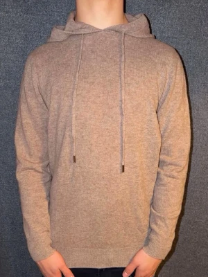 Kashmere/Merino hoodie  - Tja säljer nu denna Kashmere/Merino hoodie den är helt ny och är i färgen beige vid funderingar är det bara att skriva⭐️