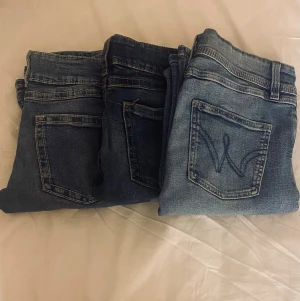 3 pack bootcutjeans💕 - 3 par snygga jeans, i bootcut/flared modell💕de är i storlek 158-164, men passar mig som har storlek 34/36 (28/32) i jeans annars💞alla är i mycket gott skick, inga slitningar eller något! hör av dig om du vill ha fler bilder på alla separat💕