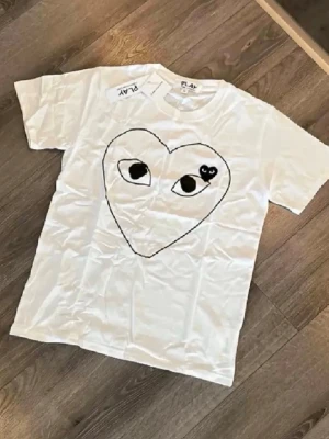 Commes Des Garçons T-shirt  - Säljer denna helt nya, riktigt fina CDG T-shirten i en av de snyggaste modellerna. På tröjan står det M men den passar S. Skriv gärna vid intresse och för mer info! 