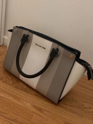 Handväska från Michael Kors - Säljer en snygg handväska från Michael kors. Denna modellen finns inte någonstans och därför kommer den att vara unik. Använd max 4 gånger och har verkligen fått många kommentarer om hur fin den är. 