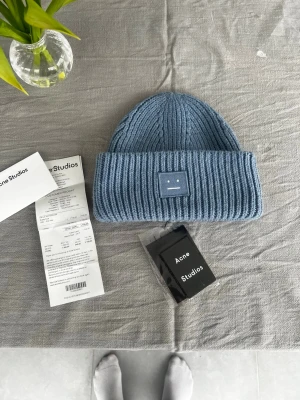 Acne mössa - Jättefin och varm acne mössa, köpt för 1700kr. Perfekt för höst och vinter 💕☃️
