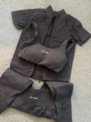 Grå Dfyne sett  - Säljer min nästan ny snygg dfyne sett. Original! Settet finns inte längre på deras sida så att den är extra cool:) 