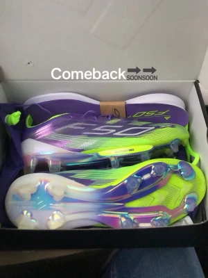 Adidas F50+ lila fotbollsskor - Säljer ett par Adidas F50+(ALDRIG ANVÄNDA BARA TESTADE) fotbollsskor (NYPRIS 3500)  i en riktigt fet lila och neongul färgkombination. Skorna har snörning, coola detaljer och en lätt syntetisk ovandel med Lightstrike Pro-sula för max speed på planen. Sulan har en futuristisk, skimrande finish och mönstrad design. 