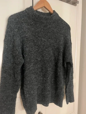 Mörkgrå stickad tröja  - Mysig mörkgrå stickad tröja från Lager 157