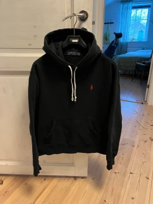 Ralph lauren hoodie  - Snygg och bekväm svart  Ralph lauren hoodie i storlek S! Fint skick, pris 850kr