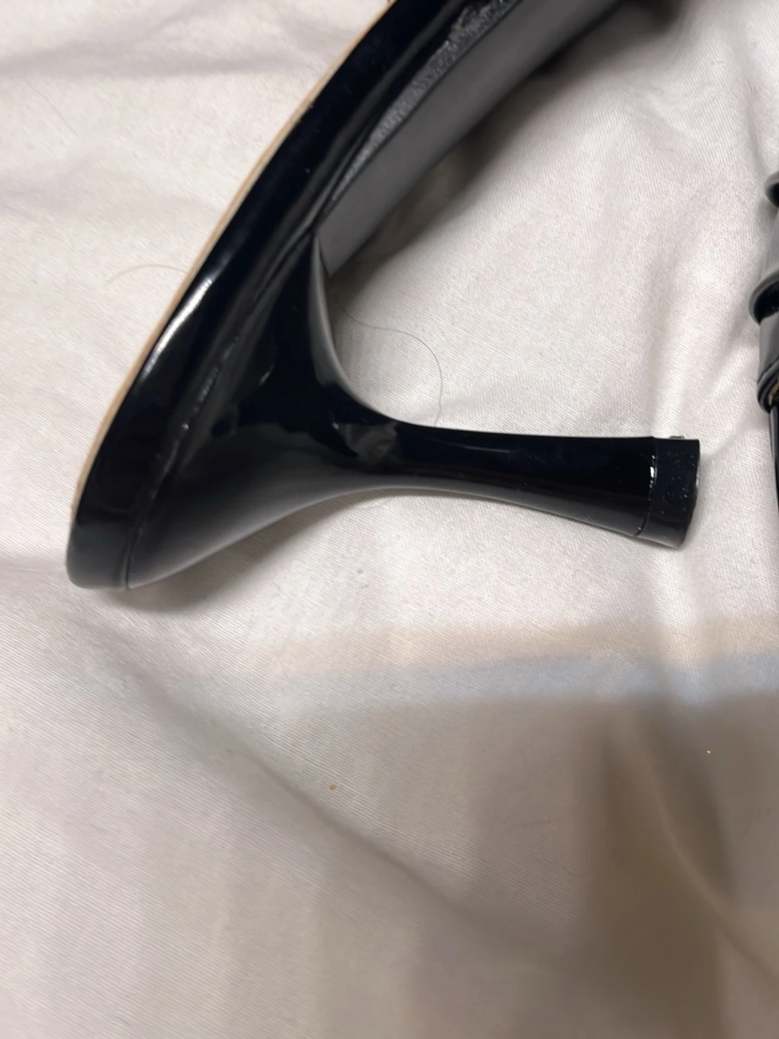 Svarta lackade klackar med gulddetalj - 2