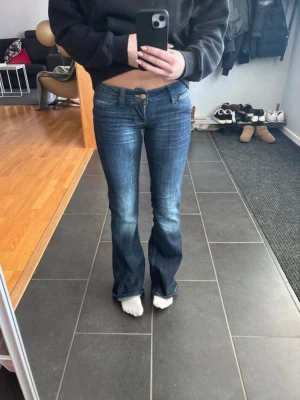 Jeans weekday - Snygga jeans från weekday i storlek 25 30. Lågmidjade och bootcut mycket bra skick