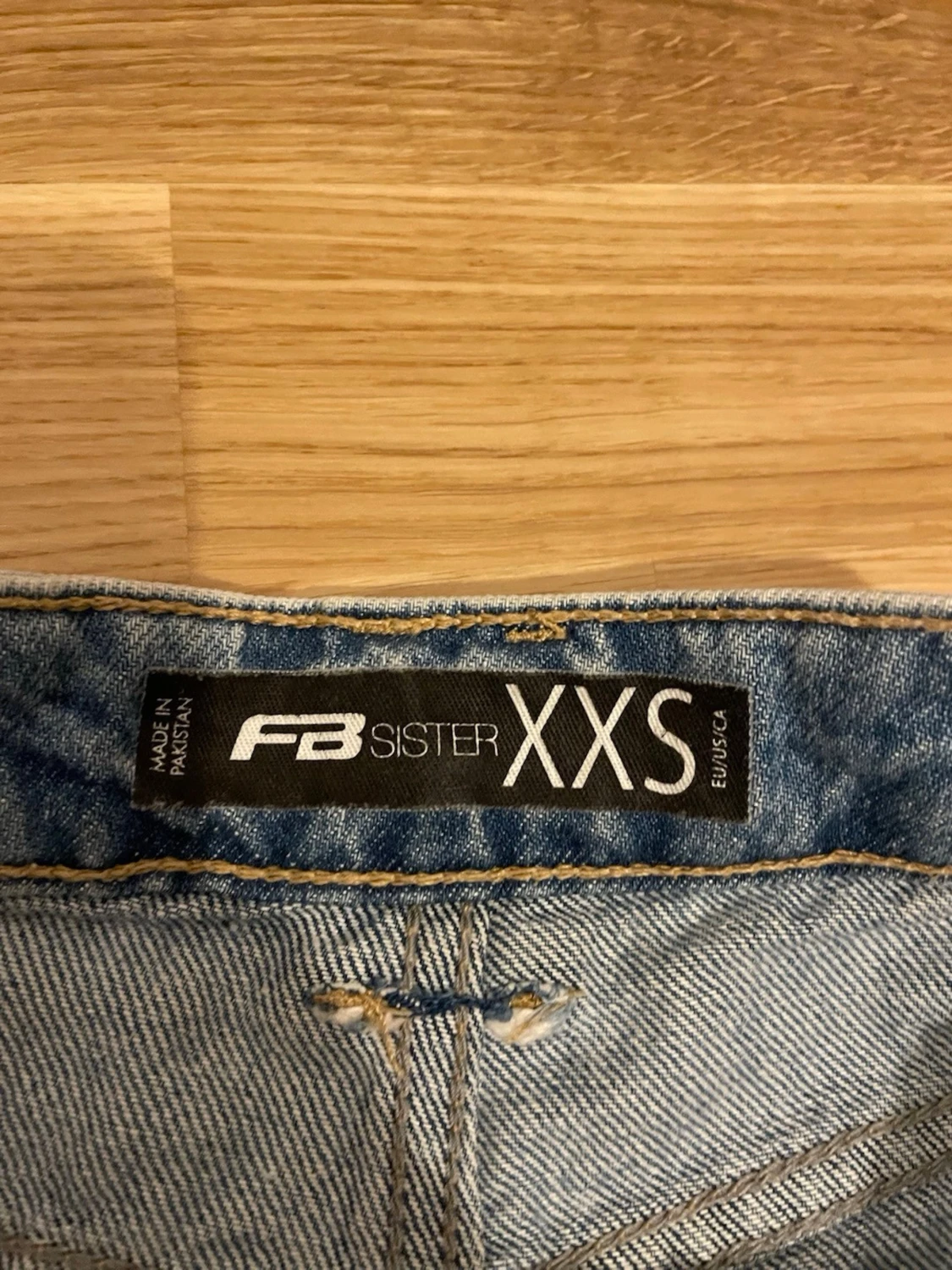 Högmidjade ljusblå jeansshorts - 5