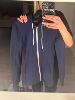 Mörkblå zip hoodie - Säljer denna pga 0 användning