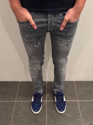 Dondup George - Dondup Jeans George! Trendigaste jeansen på marknaden. Skick= 8,5/10 Ny pris= 4000 kr Säljs för= 1299 kr (modellen är destroyed från fabrik vilket är väldigt populärt, finns ett hål där hud syns men det är ett orginal hål och ska vara där! Bra att veta för informationens skull