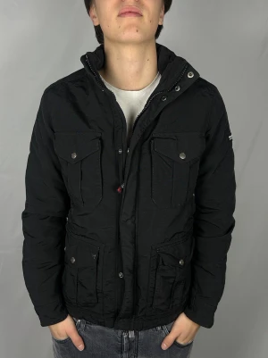 Woolrich Fieldjacket - Size: M Skick: 9/10, väldigt bra utan märkbara defekter. Retail pris: 4000kr (+). Modellen är 185cm och väger 78kg. Hör av dig vid frågor eller funderingar!