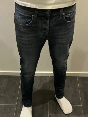 Mörkblå skinny jeans från Levis - Säljer dessa tvärfeta slim jeansen från the blue uniform, ett exklusivt och niche märke med riktigt snygga jeans. Denna är i storlek w31/L32 och slim passform, vilket är därför de känns lite mindre. Skriv gärna vid intresse!