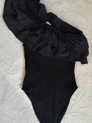 svart body - svart one shoulder body från zara, storlek s