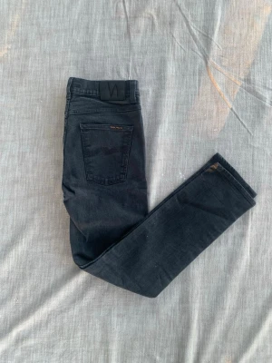 Nudie jeans - Hej säljer dessa snygga Nudie jeans    Skick:9/10  Storlek:W33 L32  Modell:Lean Dean  Passform:Slim